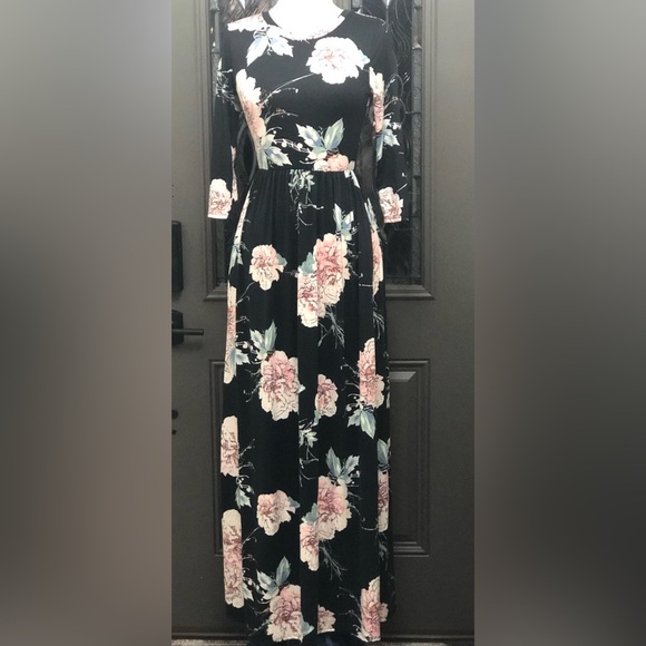 NWT- Pinkblush Maternity Floral Maxi Dress - Black and Pink - Picture 1 of 6